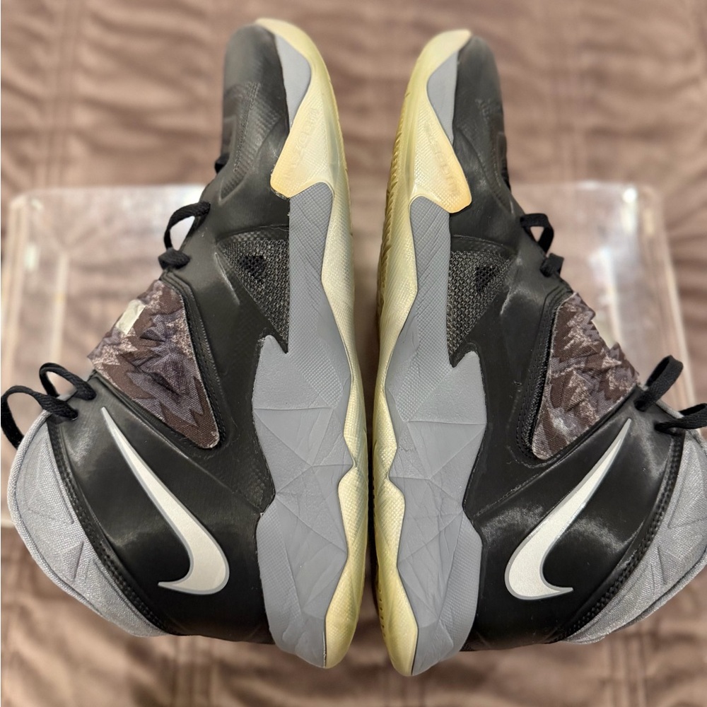 Men’s Nike sz 11 Black and Gray Basketball Shoes. - Picture 6 of 9